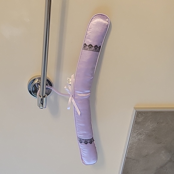 NWT 2 cushioned hangers - Picture 3 of 3